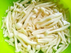 烧开一壶水备用。白玉菇泡盐水5分钟清洗干净。