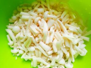 白玉菇切小段。