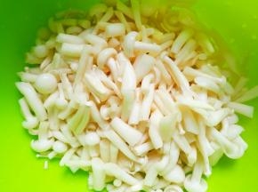 白玉菇切小段。