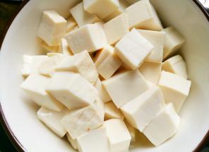 豆腐、火腿切小块。