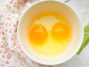 鸡蛋磕入碗中打散备用。