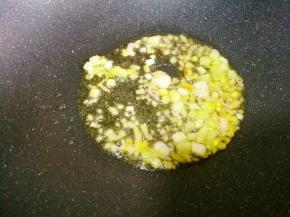 锅中放入适量油，油热后倒入姜和葱白爆香，