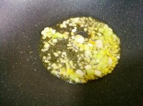 锅中放入适量油，油热后倒入姜和葱白爆香，