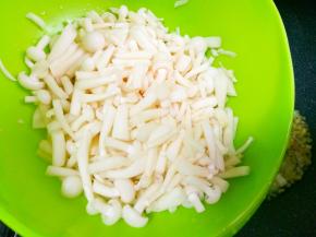 倒入白玉菇大火翻炒出水分。