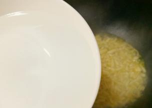 然后倒入两碗开水。