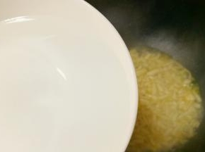 然后倒入两碗开水。