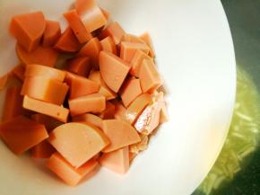 然后倒入火腿肠片。