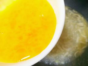 转小火淋入鸡蛋液。