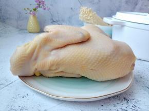 土鸡一只，毛拔除干净。