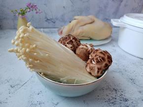 准备喜欢吃的香菇、金针菇。