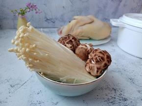 准备喜欢吃的香菇、金针菇。