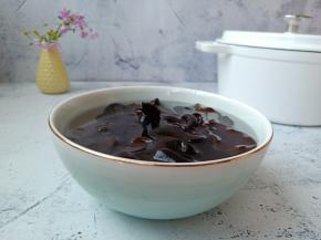 黑木耳加适量的清水提前泡发好。