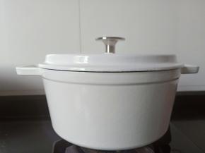 土鸡放入珐琅锅，加点生姜片，加满清水开大火煮开。