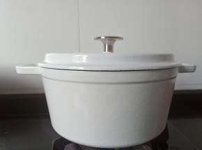 土鸡放入珐琅锅，加点生姜片，加满清水开大火煮开。