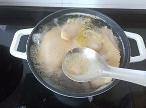 撇去浮沫【老家的土鸡不需要特别焯水，只要撇去沫就可以】