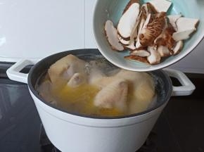 加入切片的香菇一起炖。