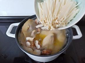 金针菇也一起加入。