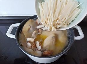 金针菇也一起加入。