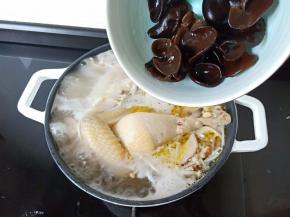 泡好的黑木耳清洗好也一起炖煮。