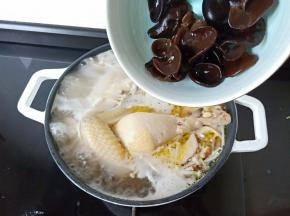 泡好的黑木耳清洗好也一起炖煮。