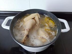 筷子插一下，熟了加盐调味即可。