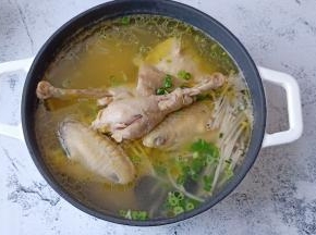 加点香葱，汤汁真的好鲜美。