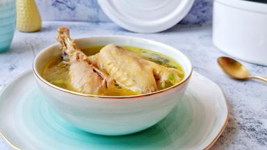 快来尝尝吧！汤鲜味美，营养丰富。汤未煮好前，不要加精盐，这样鸡肉更嫩、汤汁更鲜美。漂亮的金边曼丽二人食餐具是在摩登主妇生活馆买的，颜值爆表哦！