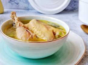 快来尝尝吧！汤鲜味美，营养丰富。汤未煮好前，不要加精盐，这样鸡肉更嫩、汤汁更鲜美。漂亮的金边曼丽二人食餐具是在摩登主妇生活馆买的，颜值爆表哦！