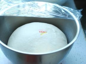 准备好所需要的食材，面粉内加入酵母、白糖、清水，先用筷子搅拌成絮状，然后下手揉成光滑的面团，盖上保鲜膜，放在温暖的地方发酵。