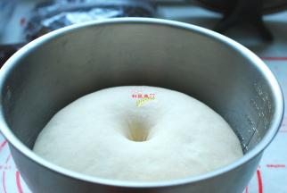 面团发酵到2倍大，用手指沾上干面粉戳个洞，不回缩没有塌陷。