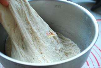 拉起面团里面呈密集的蜂窝状，闻一闻面团没有酸味或者特别的味道，这样的面团就是发酵好了。