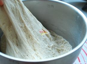 拉起面团里面呈密集的蜂窝状，闻一闻面团没有酸味或者特别的味道，这样的面团就是发酵好了。