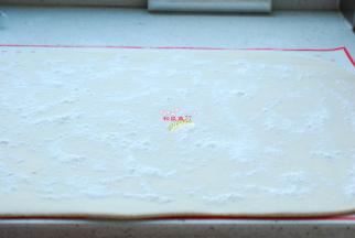 把面团擀成一个长方形的薄面片。虽然擀起来有点费劲，但这样的面团蒸熟的馒头才会有硬度，有嚼头，非常好吃。