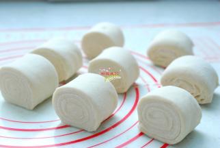 把面片从自己身侧卷起来，卷紧，揉成一个长条，切成大小合适的段。最好用刀切，我开始用的是刮板切的，层次不是很明显，用刀切就好多了。