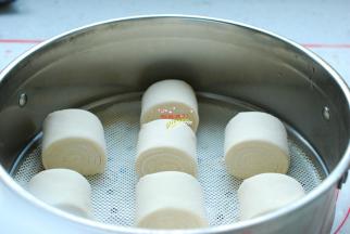 锅里放入足量的水，蒸屉上刷上一层食用油，或者铺上屉布，把切好的馒头放入蒸屉中，盖上盖子，静置醒发，冬天30分钟，夏天15分钟就可以了。饧发好以后开火，大火烧开，转成中火，蒸15分钟至熟，关火。