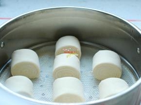 锅里放入足量的水，蒸屉上刷上一层食用油，或者铺上屉布，把切好的馒头放入蒸屉中，盖上盖子，静置醒发，冬天30分钟，夏天15分钟就可以了。饧发好以后开火，大火烧开，转成中火，蒸15分钟至熟，关火。