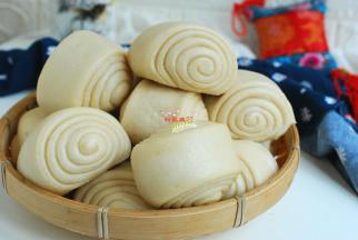 蒸好的馒头先不要急着打开盖子，关火后在锅中焖上三五分钟，再揭开盖子，取出馒头晾凉后，装袋子密封保存。这样的刀切馒头简单易做，有韧劲儿、有嚼头，比买的好吃10倍！