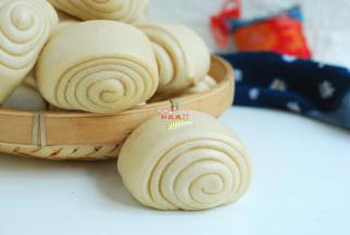 这馒头又香又有韧性，用手一层一层撕着吃最香，比买的好吃多了。自从学会这刀切馒头的做法，再也不吃外面买的馒头了，做法很简单，揉一揉切一切上锅蒸一下就好，学会了再也不用买。