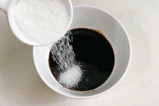 把生抽、老抽和糖混合拌匀。