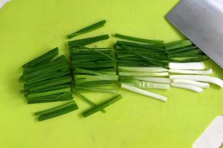 小葱洗净晾干，均匀切段。