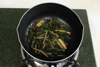 炸至微焦黄捞出备用，尽量不要炸黑炸糊。