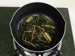 炸至微焦黄捞出备用，尽量不要炸黑炸糊。