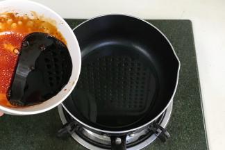 趁锅中油温加入调制好的酱料，待白砂糖融化后即可出锅。