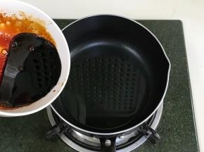 趁锅中油温加入调制好的酱料，待白砂糖融化后即可出锅。