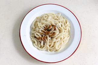 待面盛出，加入1～2勺葱油拌匀即可。