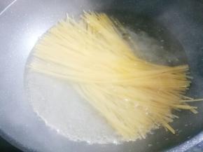 所有材料准备齐全，锅中煮水，加少许盐和橄榄油，快滚时加入意面，用筷子稍微翻动下，大火煮8分钟。