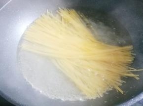 所有材料准备齐全，锅中煮水，加少许盐和橄榄油，快滚时加入意面，用筷子稍微翻动下，大火煮8分钟。