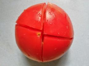 番茄顶部划十字架。