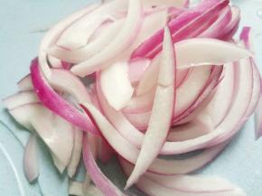 洋葱切条。