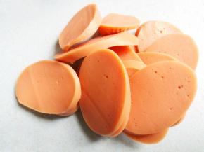 火腿斜切片，西兰花切小朵。 
